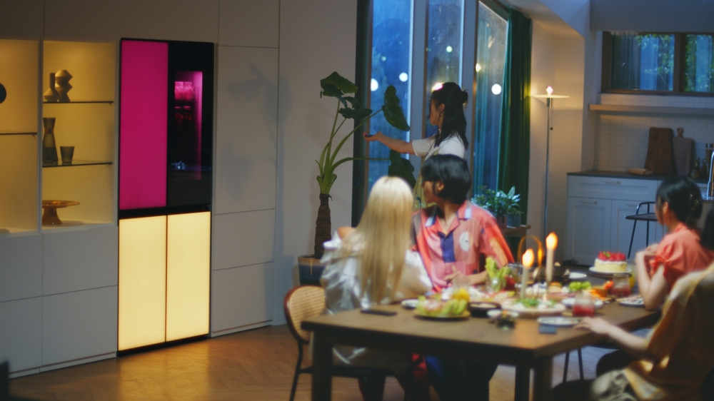 Нов  хладилник на LG с променящи цвета си LED панели за вратите