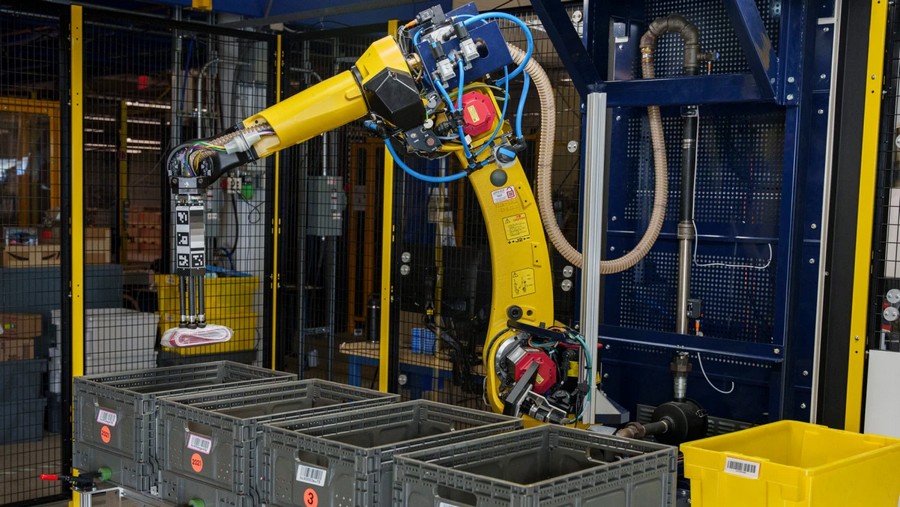 Робот умее да разпознава различни обекти в складовете на Amazon
