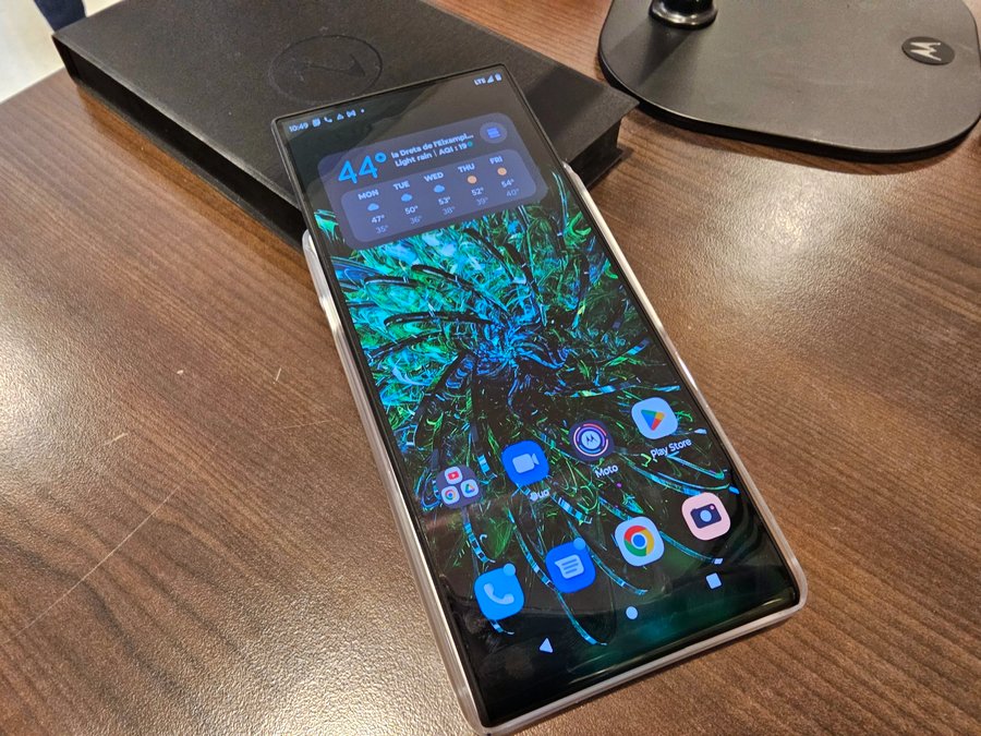 Motorola показа телефон слайдер с гъвкав дисплей